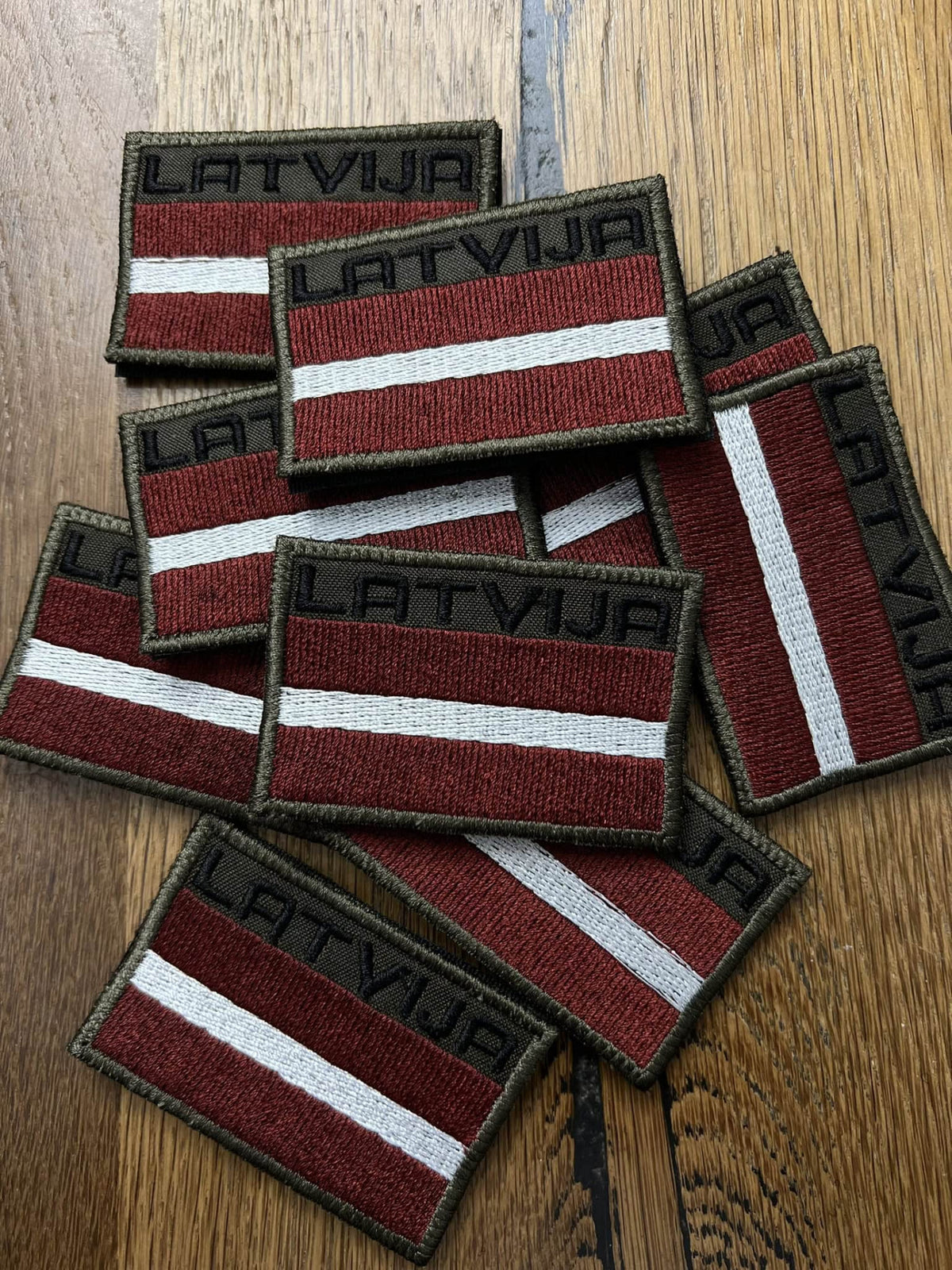 Latvijas karodziņš ar velcro lipekli (zaļas krāsas pamatne) - uzšuve — Uzšuve