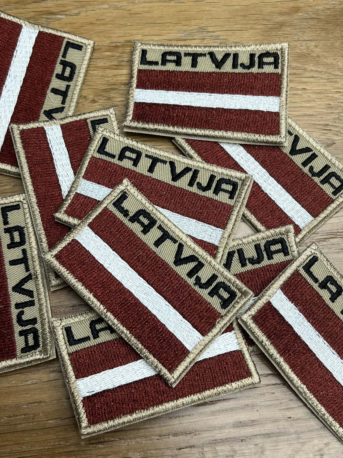 Latvijas karodziņš ar velcro lipekli (smilšu krāsas pamatne) - uzšuve — Uzšuve
