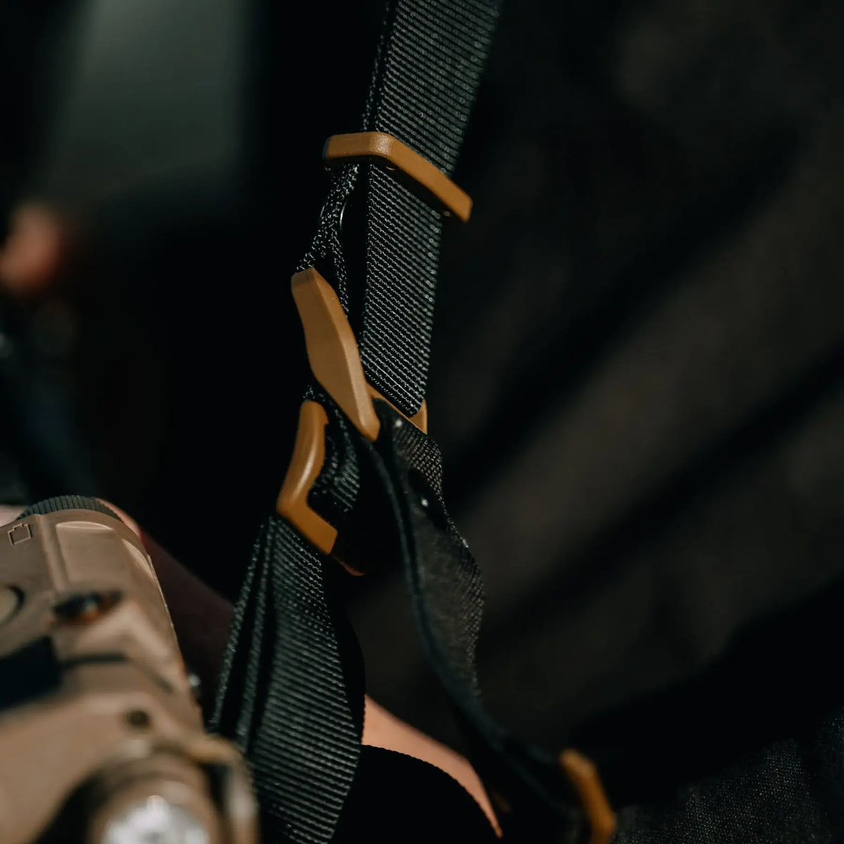 Divu Punktu Ieroču Siksna RAGNAROK Katana Ar Karabīni Coyote/Black — attēls 6